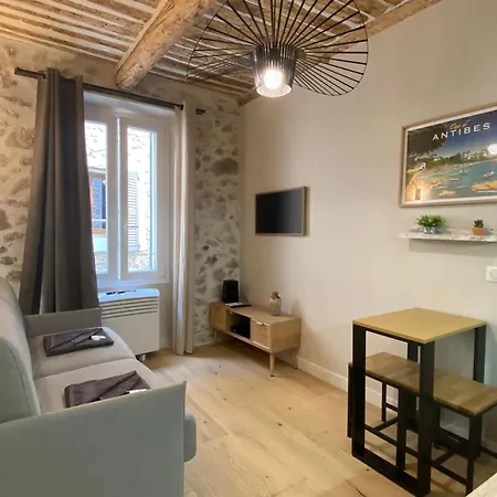 06ck Cosy In The Heart Of Old Apartment